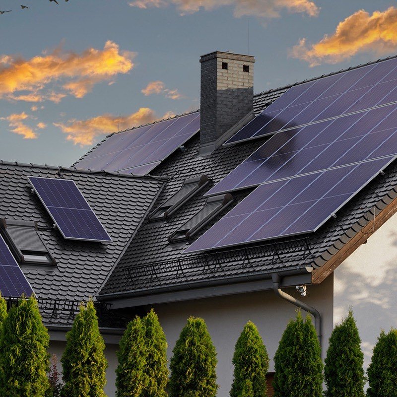 Panneaux photovoltaïques posés sur la toiture en tuiles d’une maison
